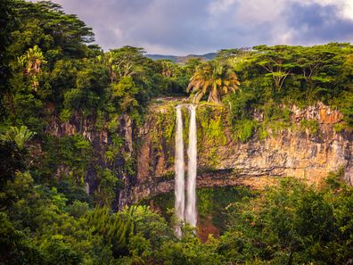 La cascade de Chamarel se jette d'une hauteur de 100 mètres dans le vide