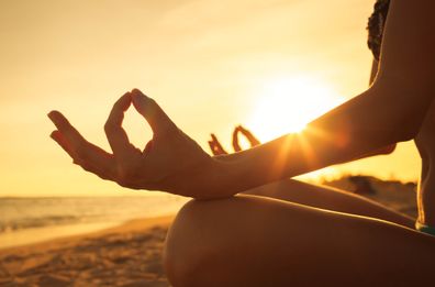 Exercices de yoga et méditation sur la plage