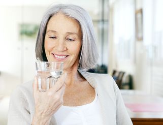 une femme avec un verre d'eau