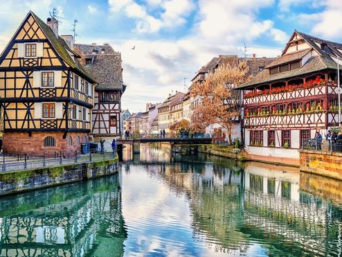Maisons à colombages au bord de la rivière à Strasbourg, France