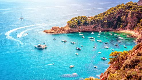 Bateaux à voile au large de la Costa Brava, Espagne