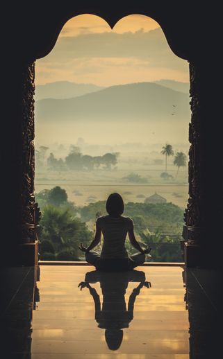 Méditation dans un temple.