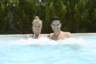 Un couple savoure un bain thermal en Slovénie