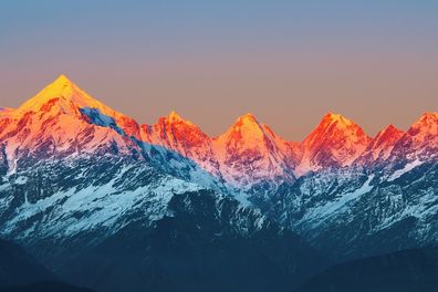 vue de l'Himalaya enneigé au coucher de soleil
