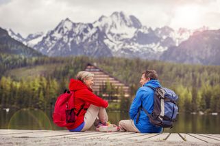 deux personnes en randonnée dans les montagnes de tatras près de leur hôtel spa en Slovaquie