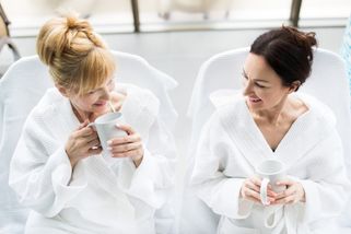deux femmes buvant une tasse de thé