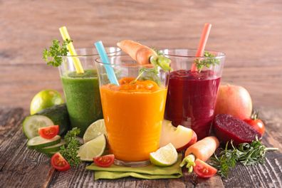 cure de jus de fruits et légumes dans des verres