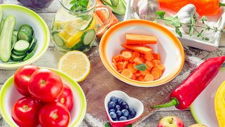 Assiette de fruits et des légumes coupés