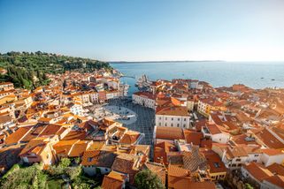 Magnifique vue aérienne sur la ville de Piran avec la place principale de Tartini sur la côte de la mer Adriatique