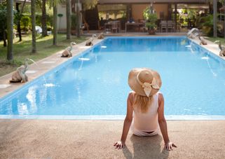 Taxe de séjour, femme au bord d'une piscine