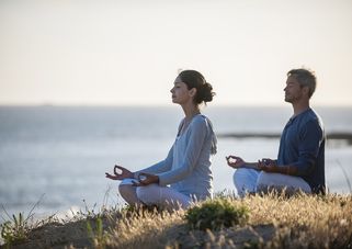 un couple se repose en pratiquant le yoga