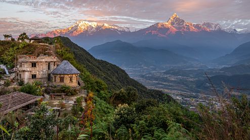Vue sur la ville de Pokhara située dans la vallée et sur les montagnes de l'Himalaya en arrière plan