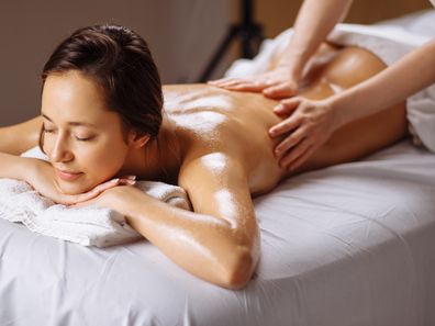 Eine ayurvedische Un massage ayurvédique à l'huile pour éliminer les toxines., um die Schlacken zu lösen.