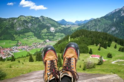 Vue sur la vallée et les montagnes, chaussures de randonnée