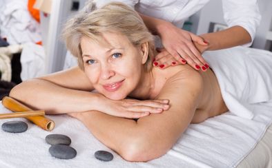 Une femme en cure médicale se faisant masser