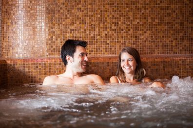 Jeune couple dans un bain à remous