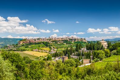 Vue de la vallée et de la ville en Toscane