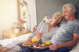 hôtels spa médicalisé en République tchèque - couple de personnes âgées prenant le petit-déjeuner au lit