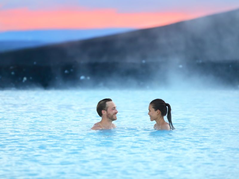 Couple profitant d'une piscine thermale extérieure