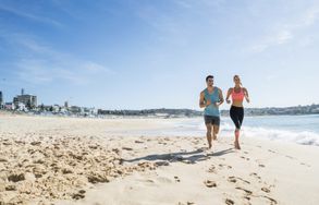 course à pied à la plage en vacances pour perdre du poids