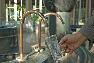 Remplissez votre tasse avec de l'eau minéralisée