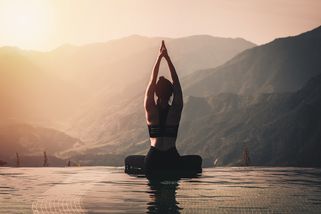 Yoga et Ayurveda avec vue sur des collines brumeuses
