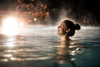 une femme se baignant dans un bain thermal en Hongrie la nuit