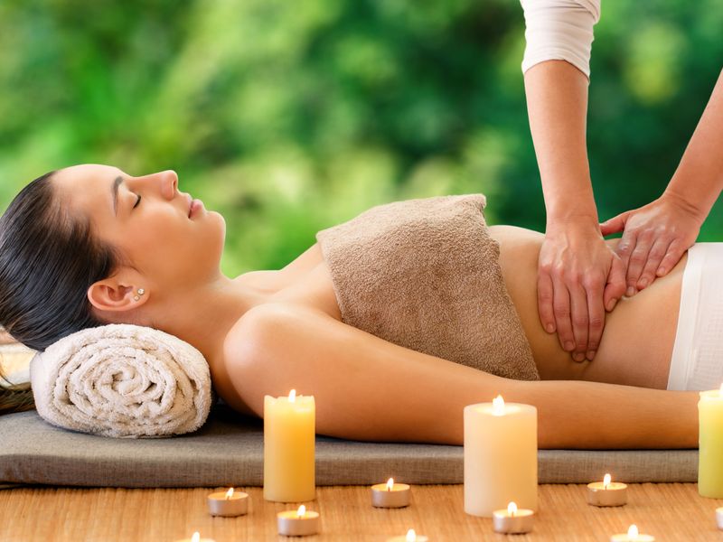 dame recevant un massage thérapeutique