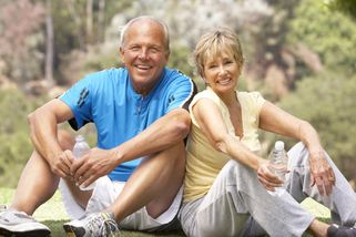 Couple actif avec une bouteille d'eau