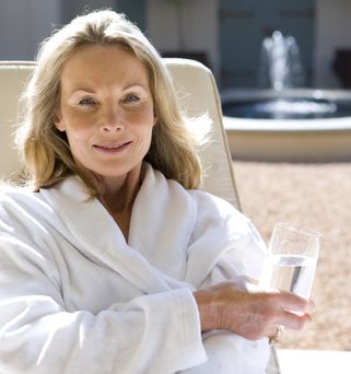 Une femme se relaxant avec un verre d'eau