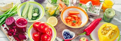 assiettes et bols de fruits et légumes pour le régime alcalin