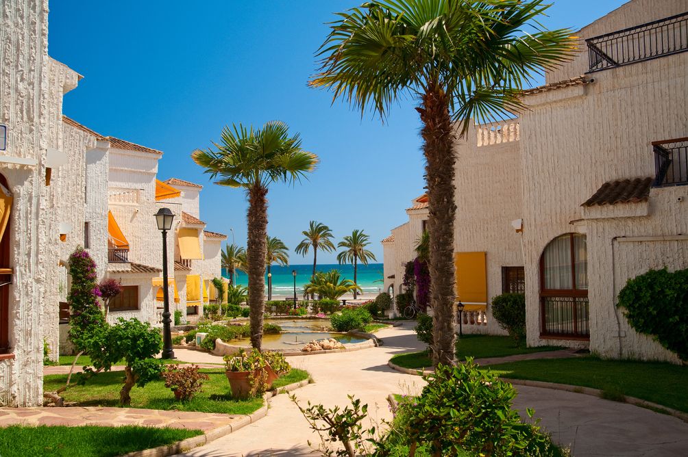 maisons méditerranéennes et palmiers sur la Costa del Sol