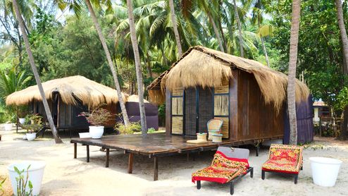 Authentiques cabanes en bois sur la plage de Majorda à Goa.