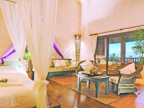 Une chambre joliment aménagée avec un lit à baldaquin dans un des hôtels ayurvédiques