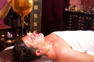 Soin ayurvédique coulée d'huile sur le front Shirodhara