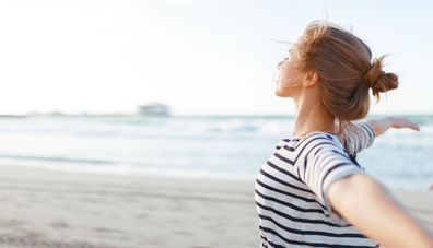 Jeune femme profitant de l'air frais