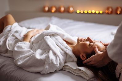 femme recevant un massage de la tête dans un hôtel spa